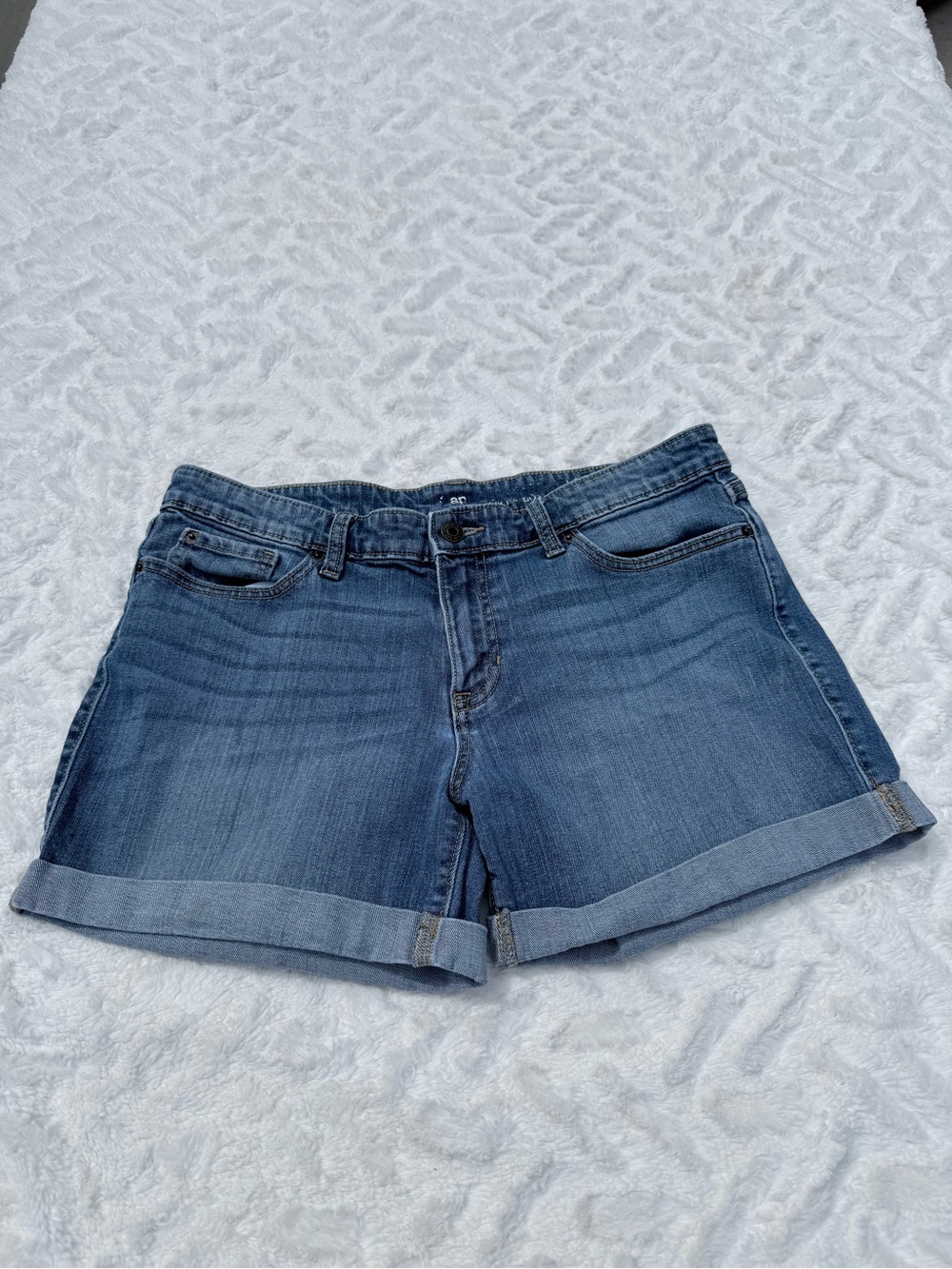 GAP Classic Blue Denim Roll-Cuff Boyfriend Shorts Women’s Shorts - Size 8